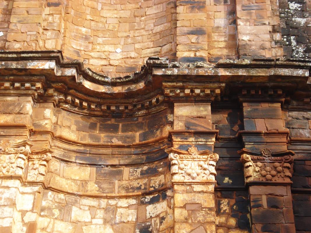 Detalhes nas ruínas da igreja